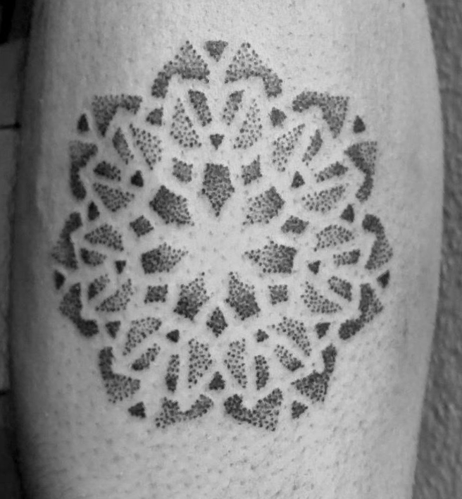 Mandala Dotwoork Tattoo handpoked im Tattoo Studio in Berlin Mitte Tiergarten.