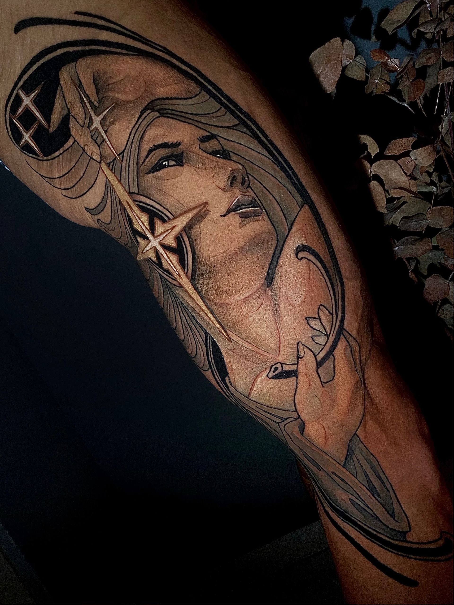Stilvolles Frauenportrait Tattoo im neotraditional Style. Detailreiche Ornamentik aus dem Tattoo Studio in Berlin Tiergarten.