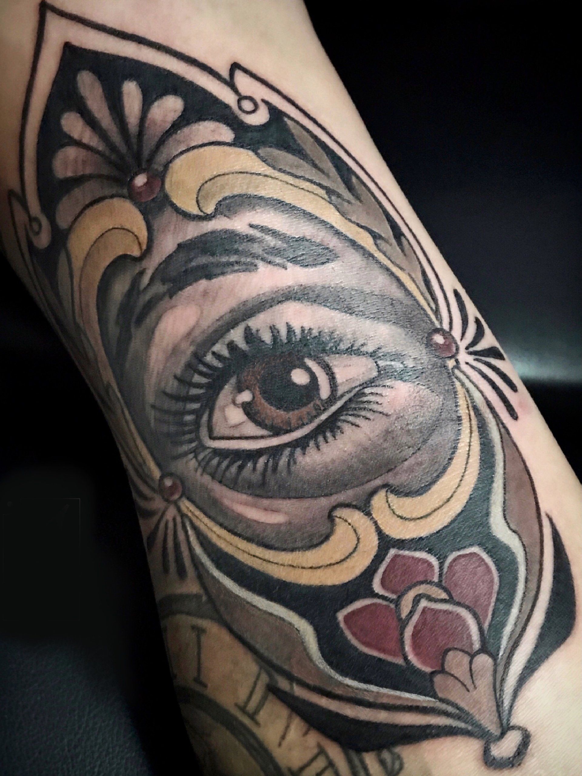 Auge Tattoo mit ornamentik in Farbe aus dem Tattoo Studio in Berlin Mitte Tiergarten.