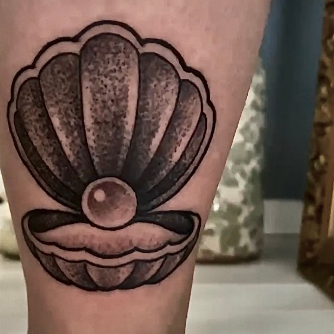 Kleines Tattoo im neotraditional Stil. Muschel in Dotwork optik tätowiert im Tattoo Shop in Berlin Mitte Tiergarten.