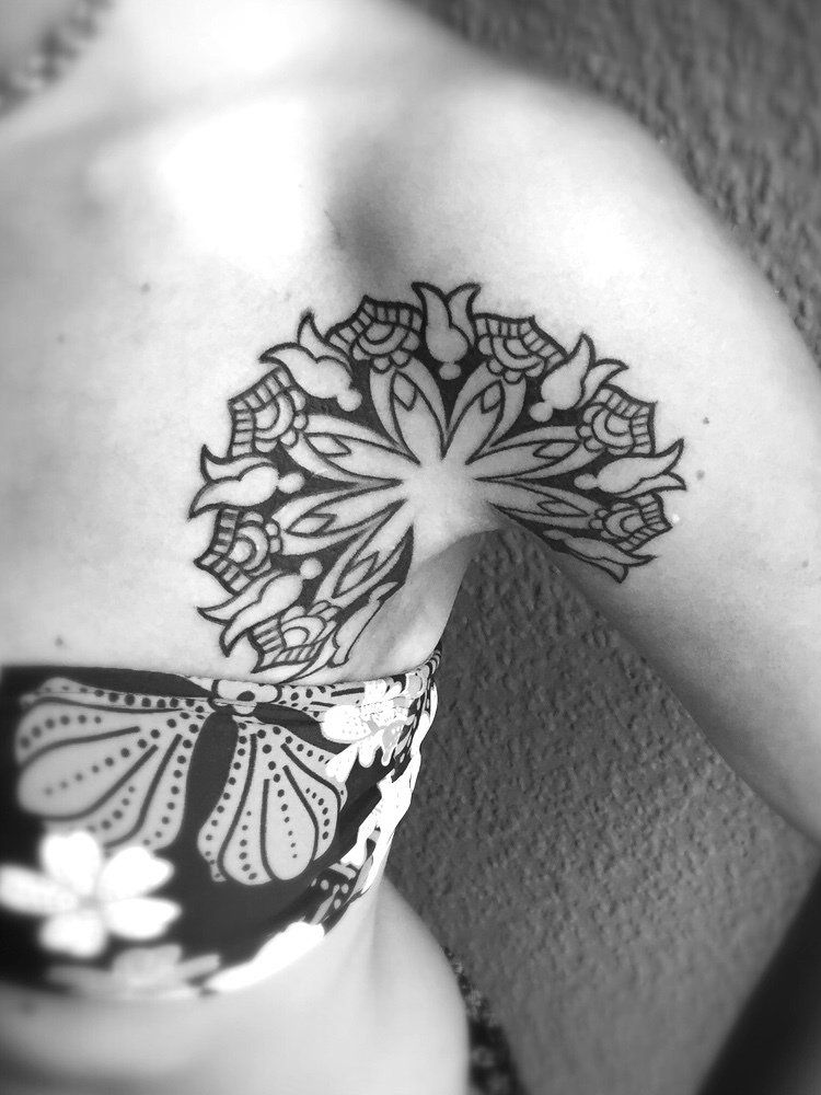 Mandala Tattoo an der Achsel von Fineline Tattoo Artist Tobey Mink aus Berlin.