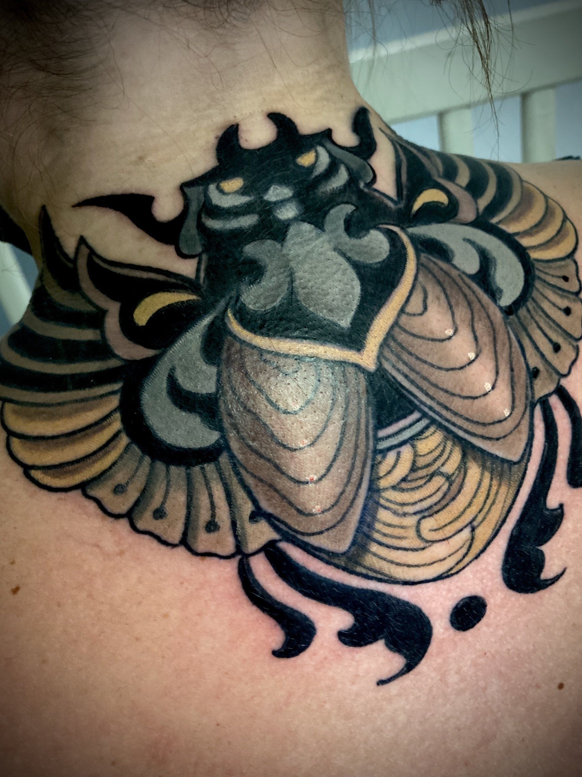 Skarabäus Tattoo auf dem Nacken. Cover up Tattoo im neotraditional Stil von Tattoo Artist Patrick Schneider in Berlin Moabit.