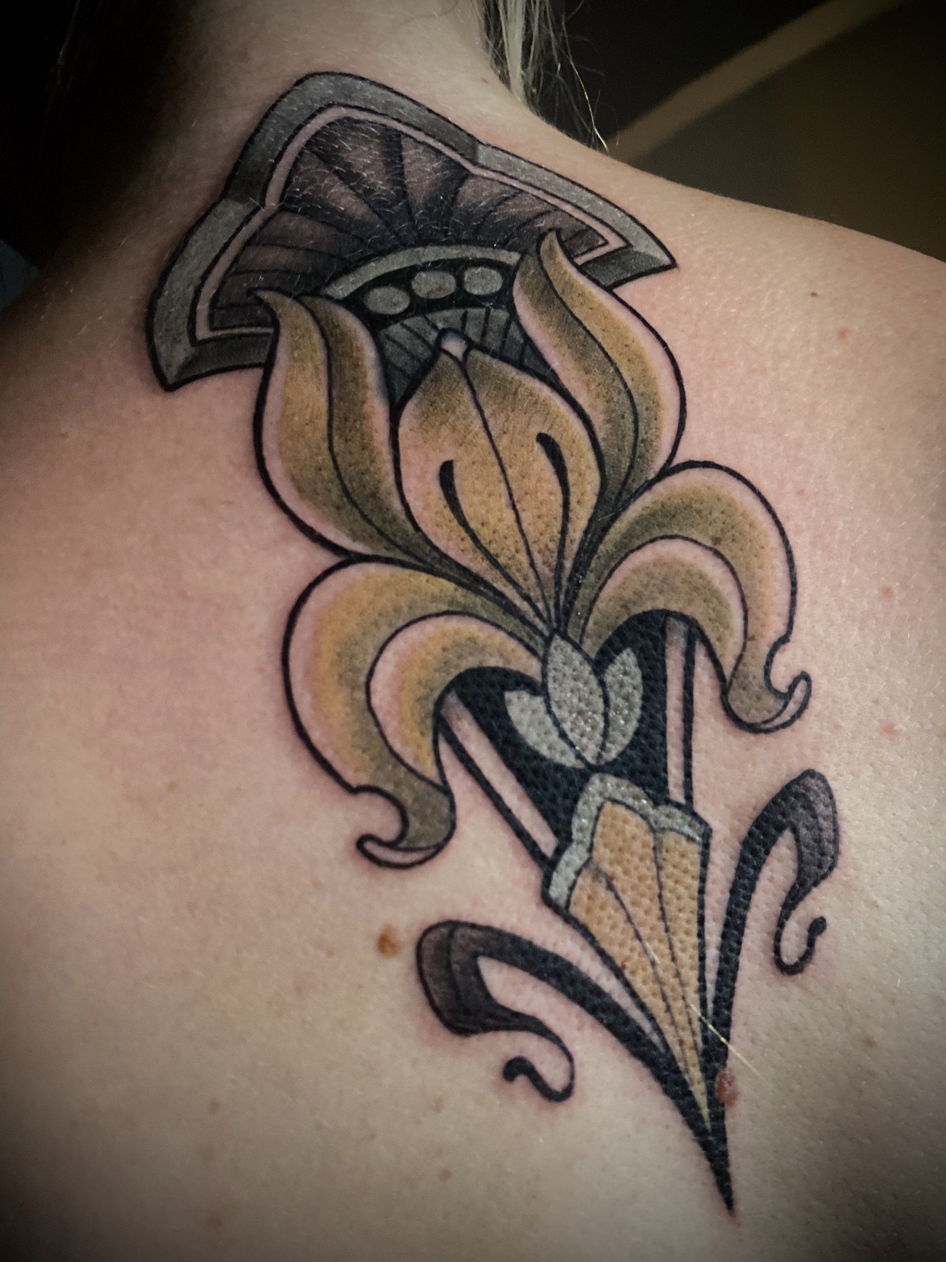 Florales Ornament Tattoo vom Art nouveau Tattoo Artist Patrick Schneider aus dem Tattoo Studio in Berlin Mitte Tiergarten.