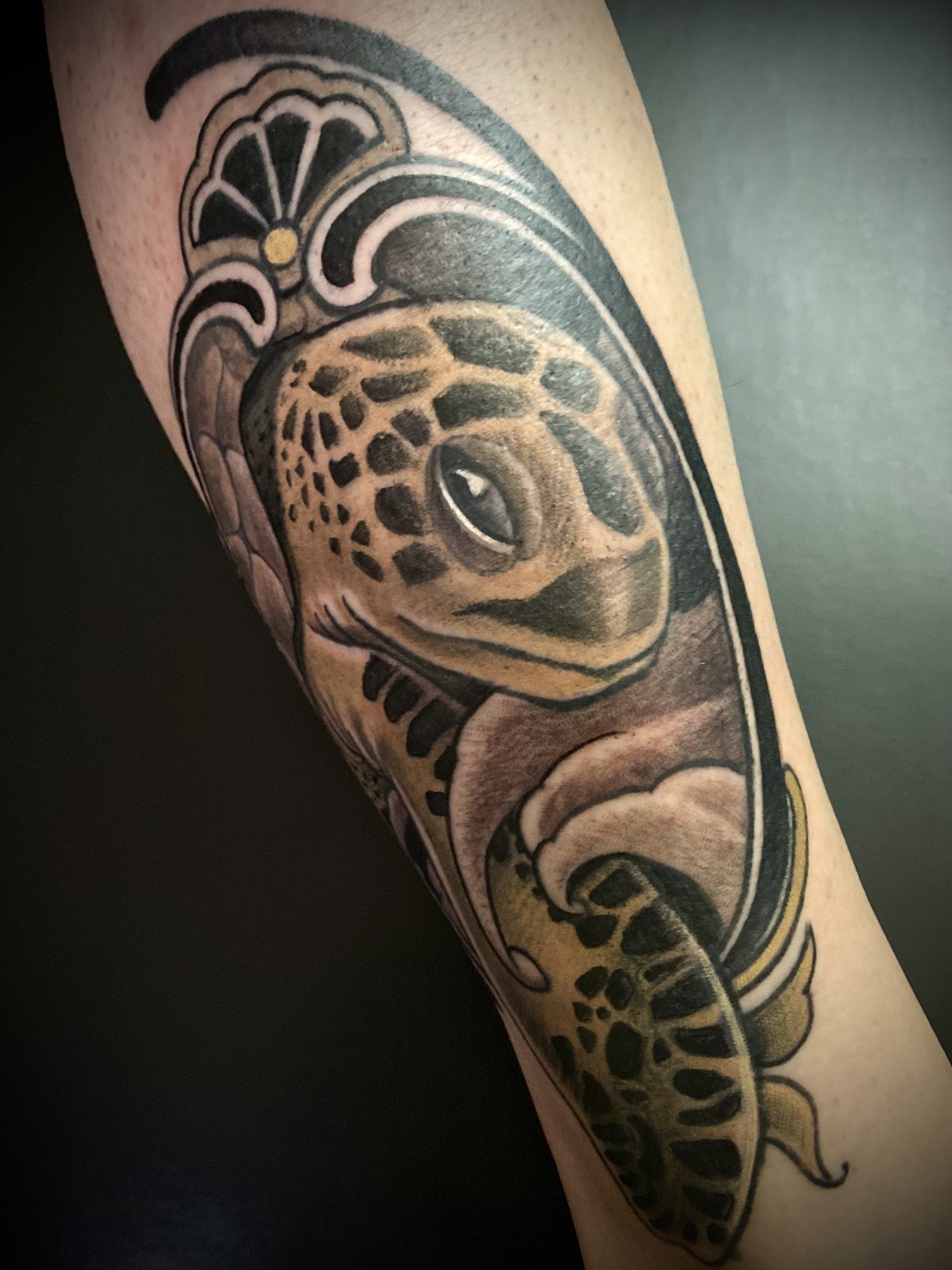 Neotraditional Schildkröte Tattoo tätowiert in Berlin Moabit.