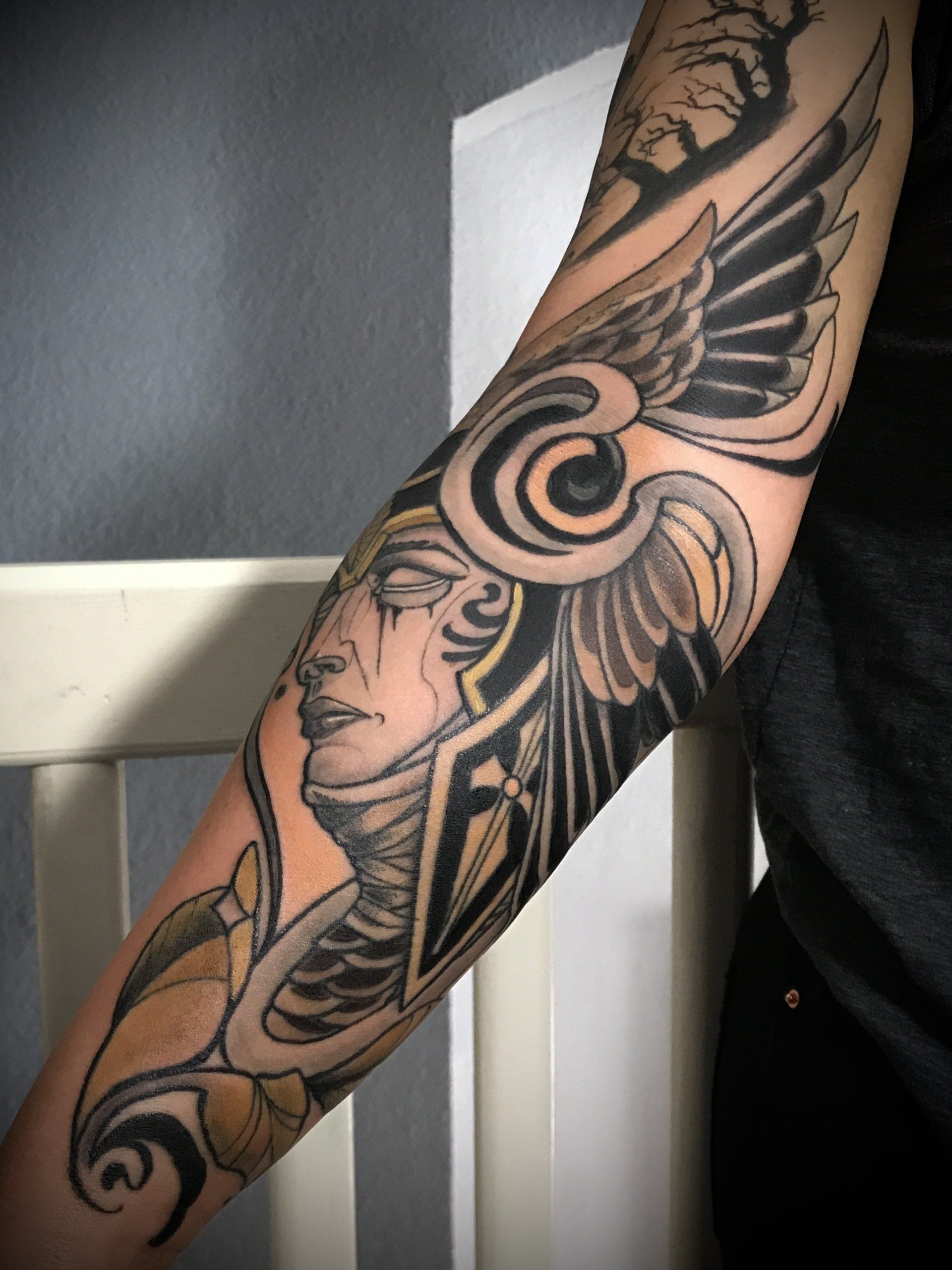 Walküre Tattoo auf Unterarm im neotraditionellen Stil aus dem Tattoo Studio in Berlin Mitte Tiergarten.