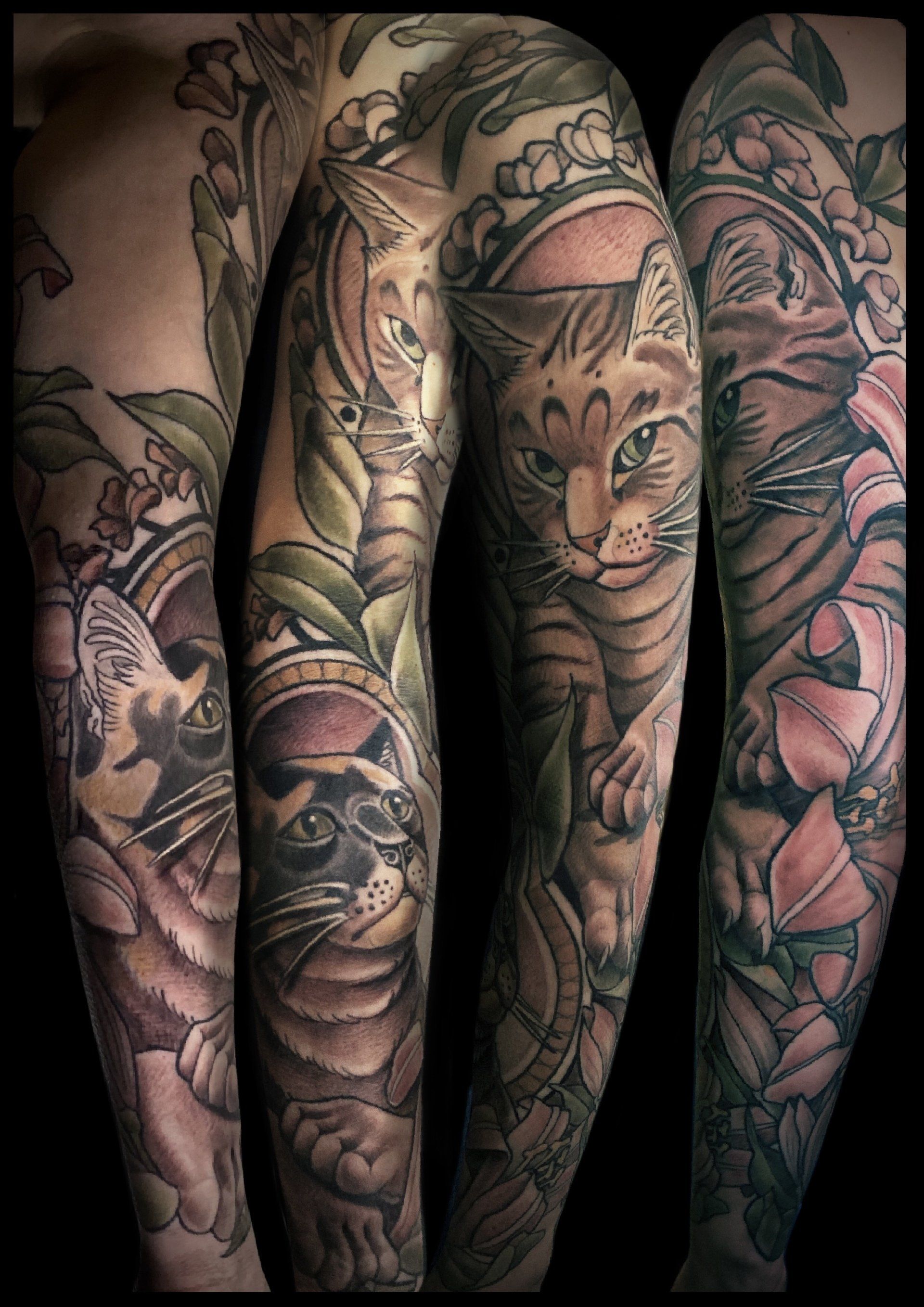 Katzen Sleeve Tattoo im neotraditionellen Stil. Tierportraits mit Blumenranken tätowiert im Tattoo Studio in Berlin Mitte.