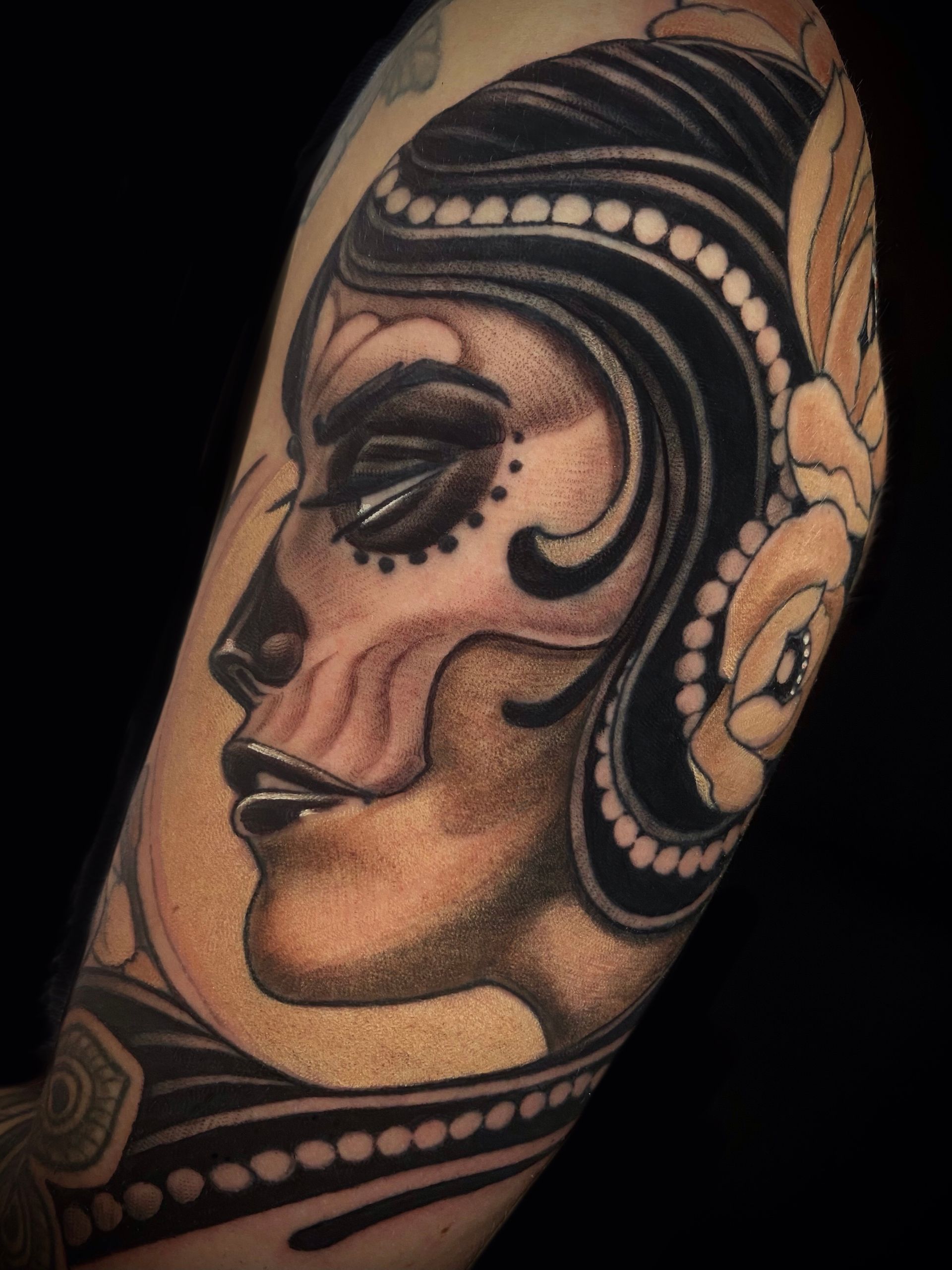 La Catrina Oberarm Tattoo mit Rosen und Perlenkette. Frauenportrait mit im neotraditional style aus dem Tattoostudio Berlin.
