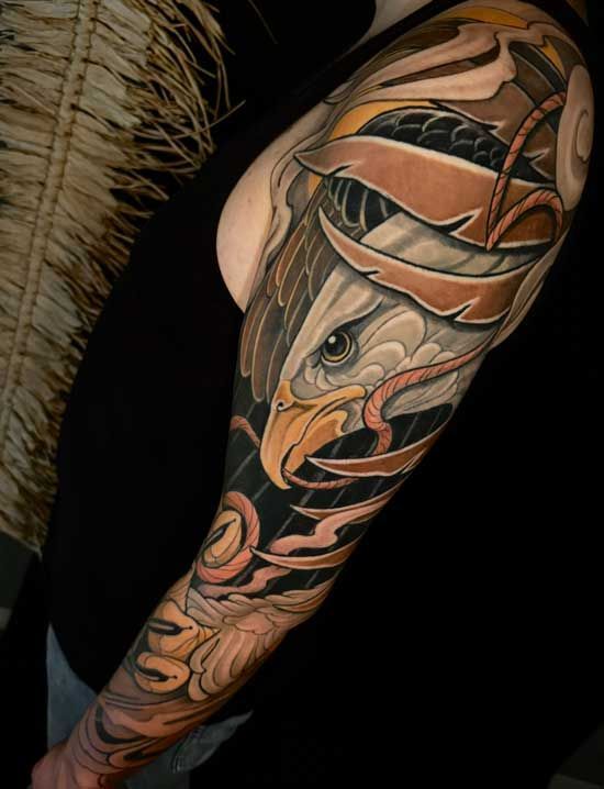 Neotraditional Adler Tattoo Sleeve am Arm. ausdrucksstarkes Raubvogel Motiv vom Tattoo Studio Tattoo Atelier Moabit.