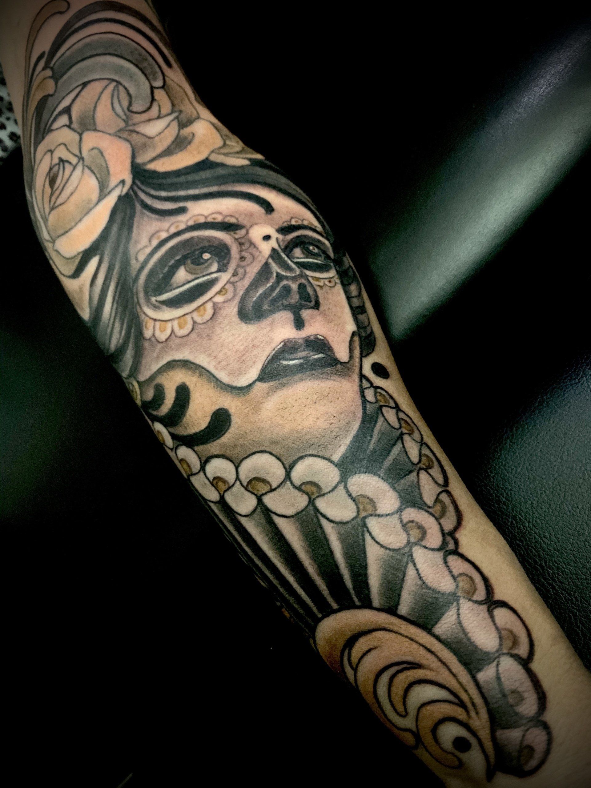 Neotraditional La Catrina Tattoo auf dem Unterarm. Frauenportrait mit Rose von Tattoo Artist Patrick Schneider aus Berlin.