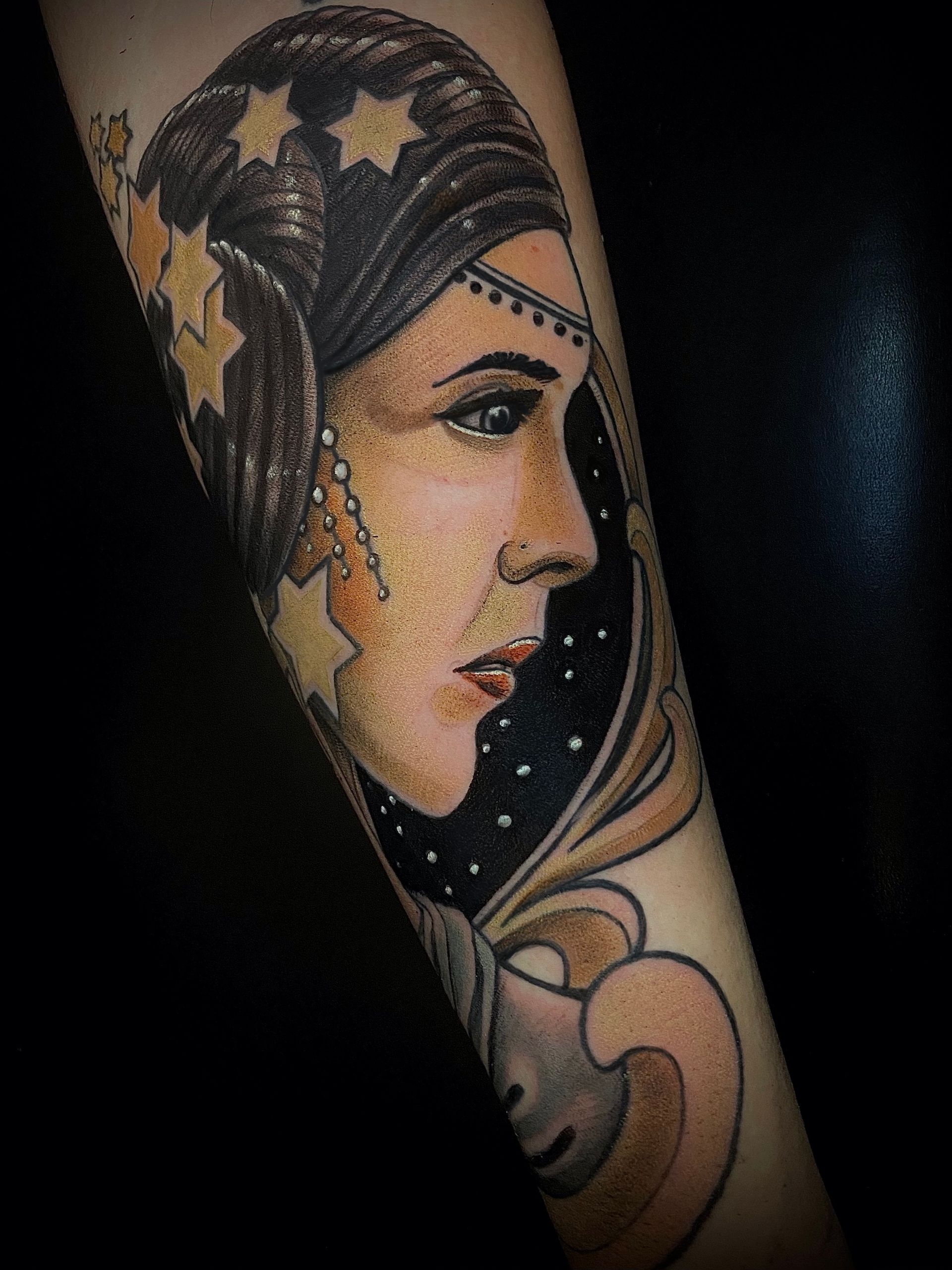 Star Wars princess Leia im neotraditional style auf dem Unterarm in Farbe. Frauenportrait mit Sternen und Perlenkette.