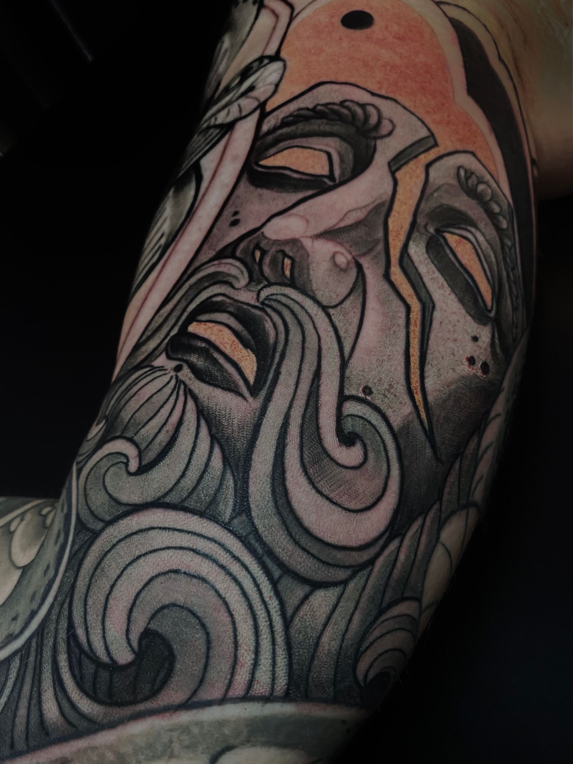 Maske Tattoo im neotraditional style von tattooartist Patrick Schneider aus dem Tattoo Studio in Berlin Mitte Tiergarten.