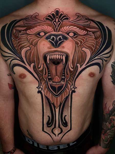 Großflächiges Neotraditional Bär Frontpiece Tattoo mit ornament rahmung von Tattoo Artist Patrick Schneider aus Berlin.
