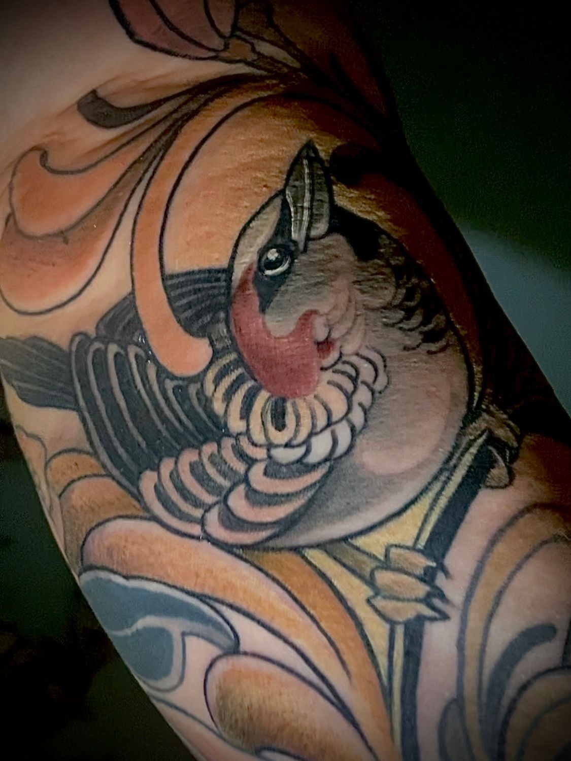 Bird Tattoo im neotraditional style tätowiert von tattoo artist Patrick Schneider aus dem Tattoo Studio in Berlin Tiergarten.