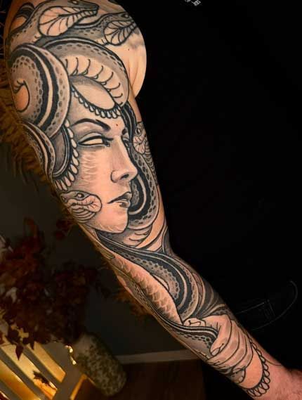 Neotraditional Full-Sleeve-Tattoo einer Medusa. Frauenportrait vom Tattoo Artist Patrick Schneider aus Berlin Mitte.