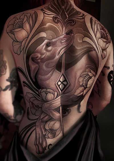 Neotraditional Rücken-Tattoo in black and grey mit Windhund und floralen Mustern. Elegantes Tierportrait aus Berlin-Moabit.