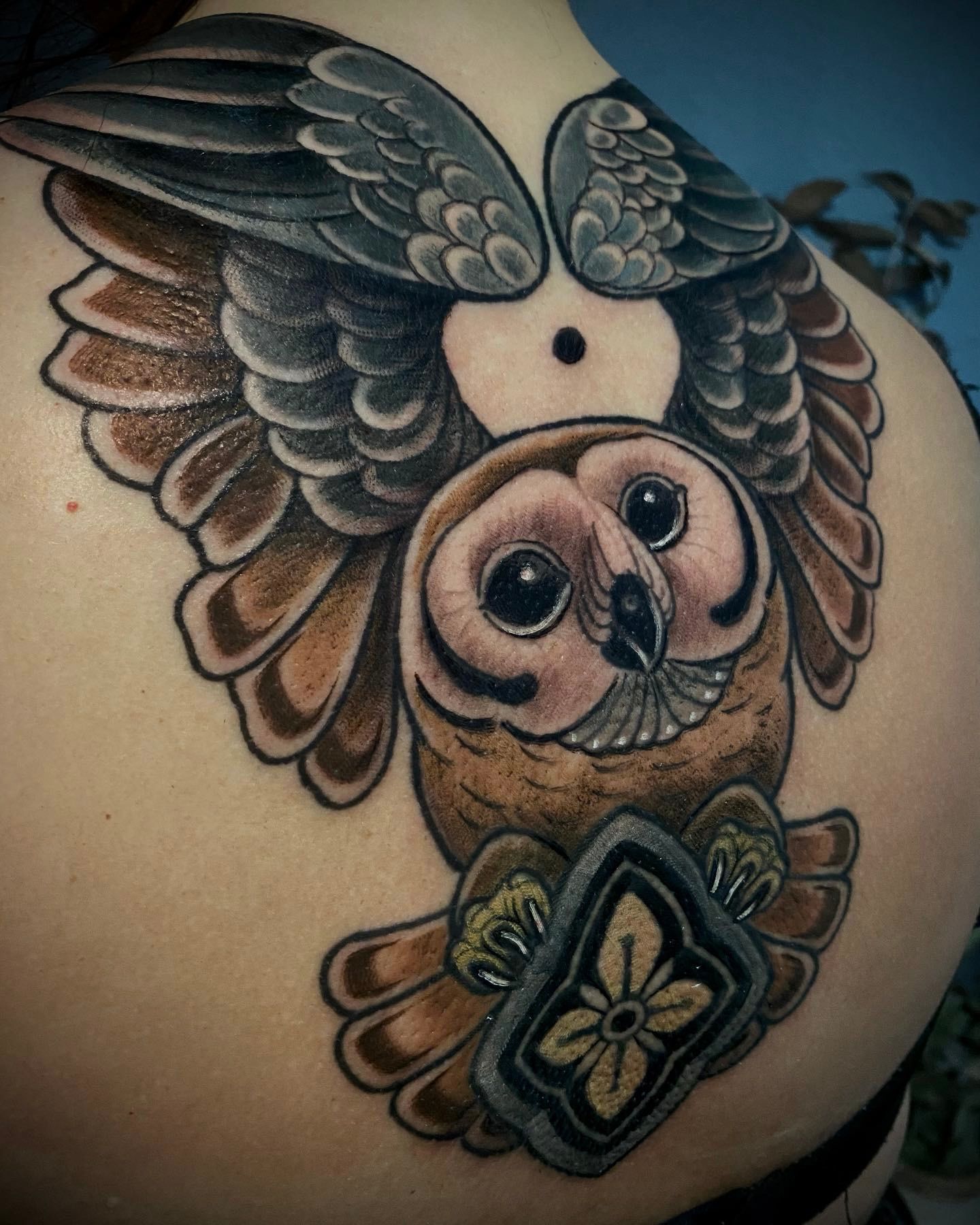 Eule Tattoo auf dem Rücken in Farbe. Cover up im im neotraditional style von Tattoo Artist Patrick Schneider aus Berlin.