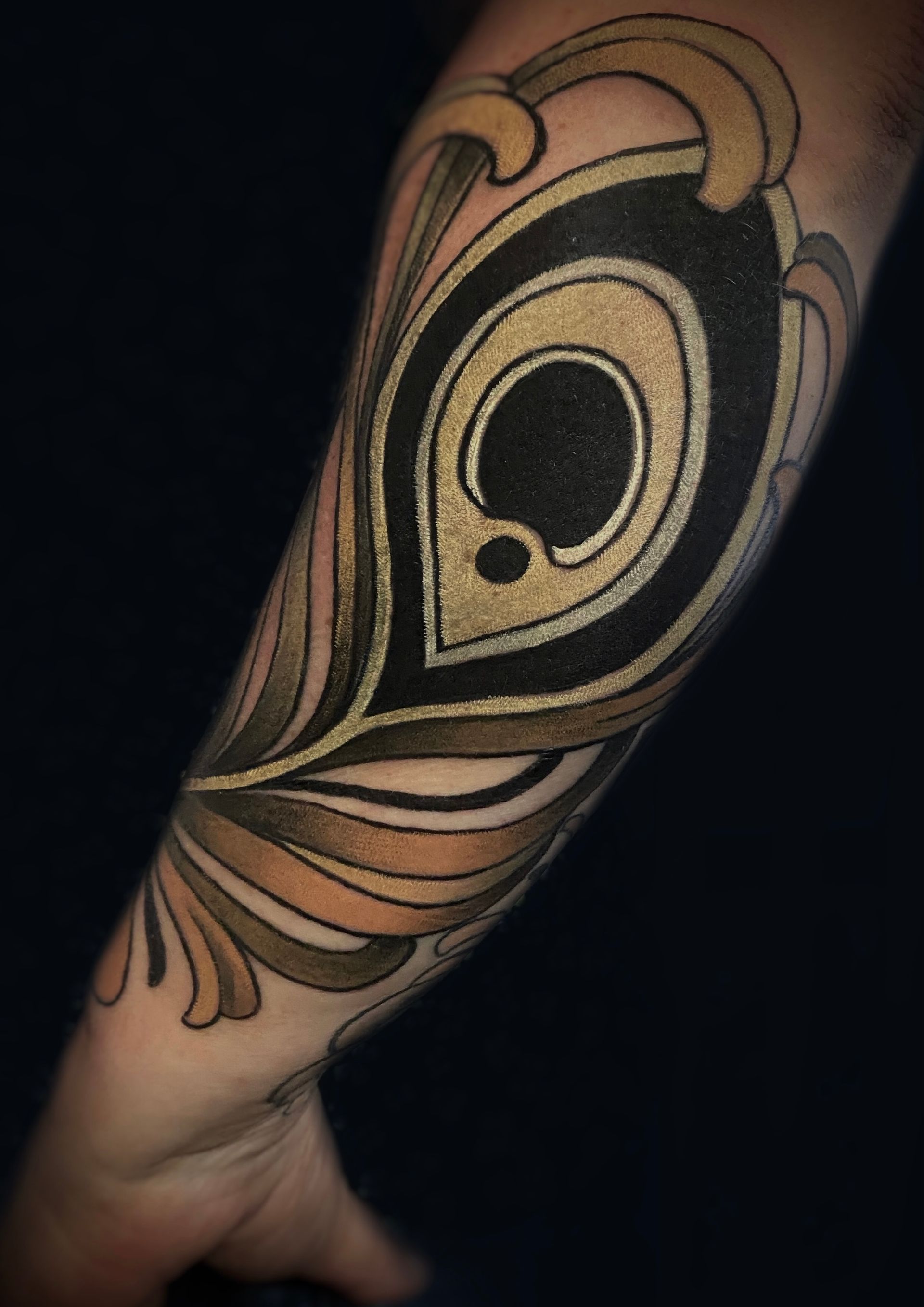 Pfauenfeder Tattoo im neotraditionellen Stil von Tätowierer Patrick Schneider vom Tattoo Studio in Berlin Mitte Tiergarten.