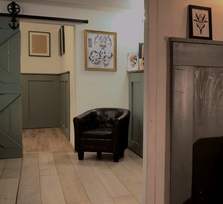 Gemütlicher Wartebereich im Tattoostudio in Berlin Moabit Tiergarten.