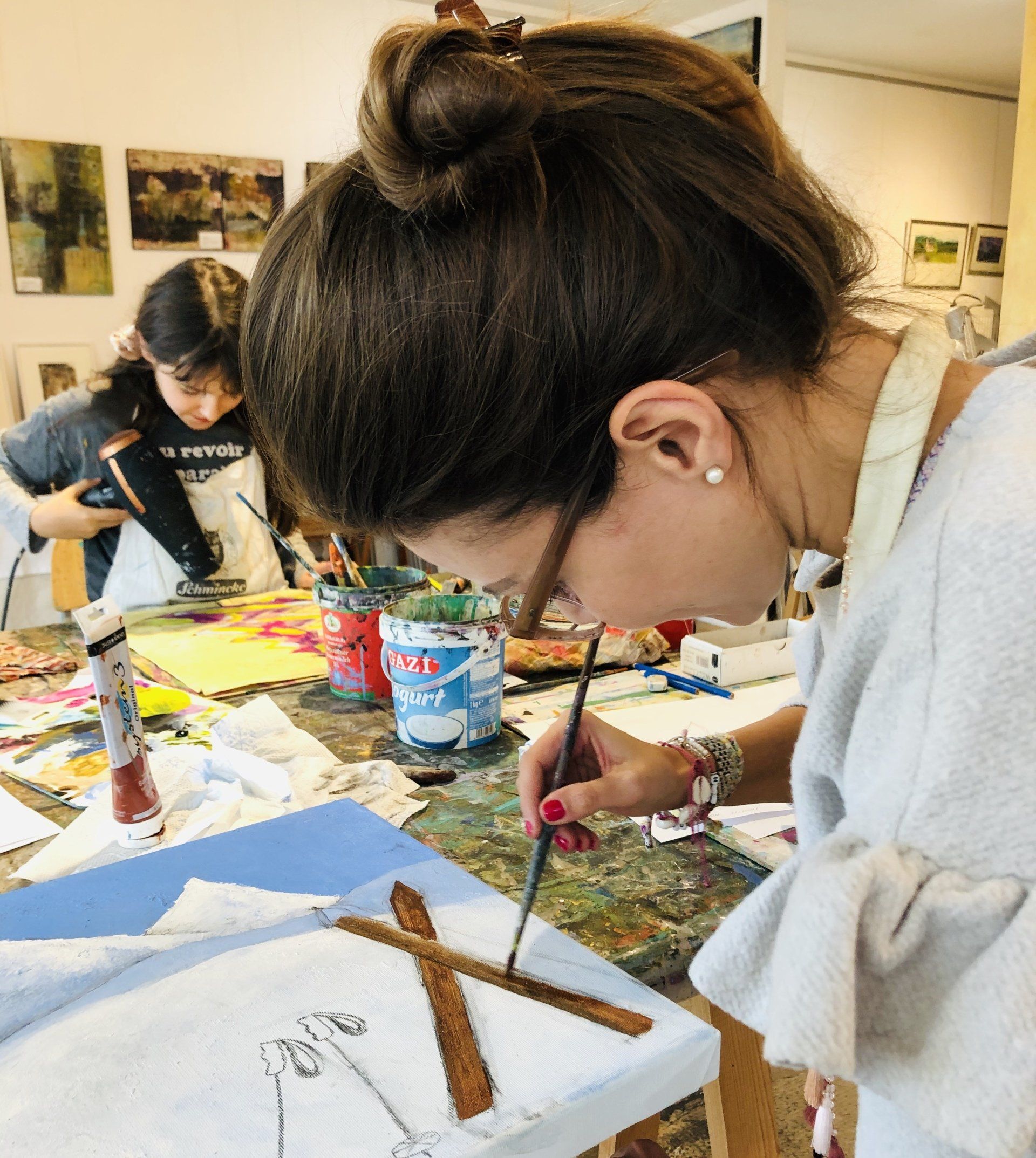 Acrylkurs für Anfänger Acrylmalerei - Kurs für Anfänger 26. Feb. – 1. Apr. 26.Febr./4./11./18./25.März/1.April 2020 jeweils von 19.00-21.00 Uhr oder von 9.00-11.00 Uhr  Für alle, die noch nie mit Acrylfarben gemalt haben oder für diejenigen, die zwar schon lange malen, aber noch nie „bei Adam und Eva“ begonnen haben und endlich mal wissen möchten, wie es „richtig“ geht! In diesem Kurs geht’s um das Grundwissen – auf das Sie in jeder Situation zurück greifen können. Sie lernen in diesem Kurs die verschiedenen Techniken sowie Grundkenntnisse von Farb- und Kompositionslehre. Sie lernen zunächst Gesehenes auf das Wesentliche der räumlichen Wiedergabe zu reduzieren um sich mit diesem besseren Verständnis die bildliche Darstellung zu erleichtern. Acryl ist eine moderne Farbe, die sich durch Vielseitigkeit und einfache Handhabung auszeichnet. Den Maltechniken sind keine Grenzen gesetzt: Pastos, plastisch, reliefartig oder in feinen Lasuren angelegt. Ich unterrichte in Anlehnung am mein Buch „AcrylPraxisBuch“ auf dem neuesten Stand von Material und Technik.