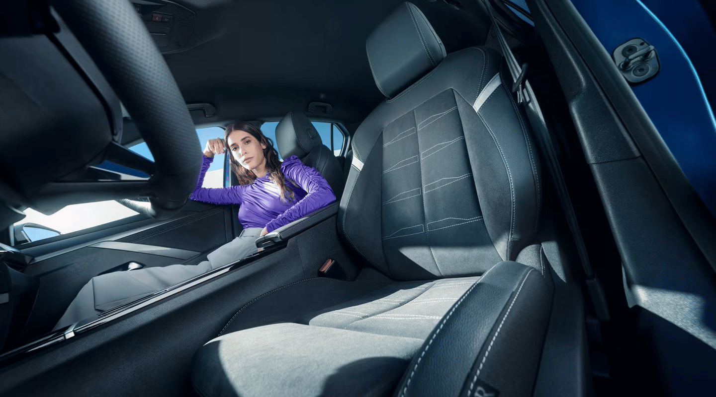 Frau im Opel Astra auf dem Beifahrersitz