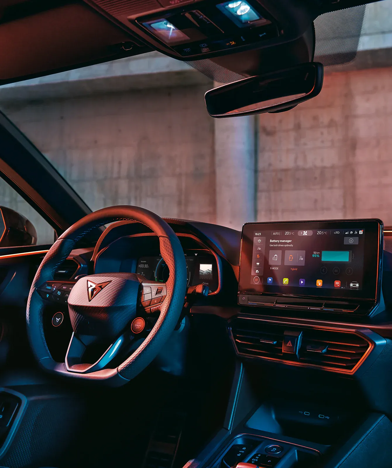 Innenraum eines Cupras Lenkrad und Bildschirm