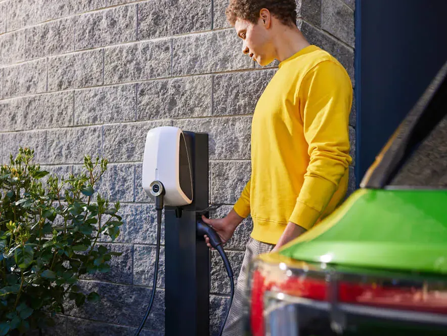 Frau mit einem Opel Mokka an der Wallbox