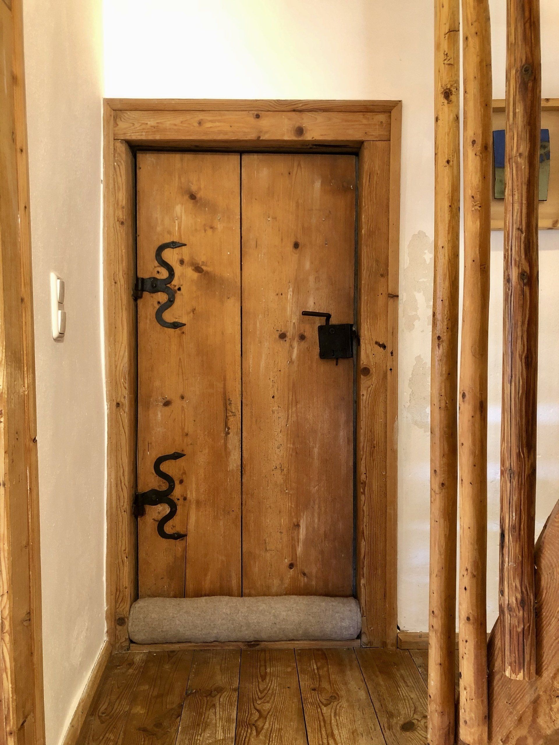 Türrolle aus reiner Schurwolle zur Wärmedämung, mit Wolle gefüllt Türrolle aus 100 % Schurwolle zur Wärmedämmung mit Wolle gefüllt