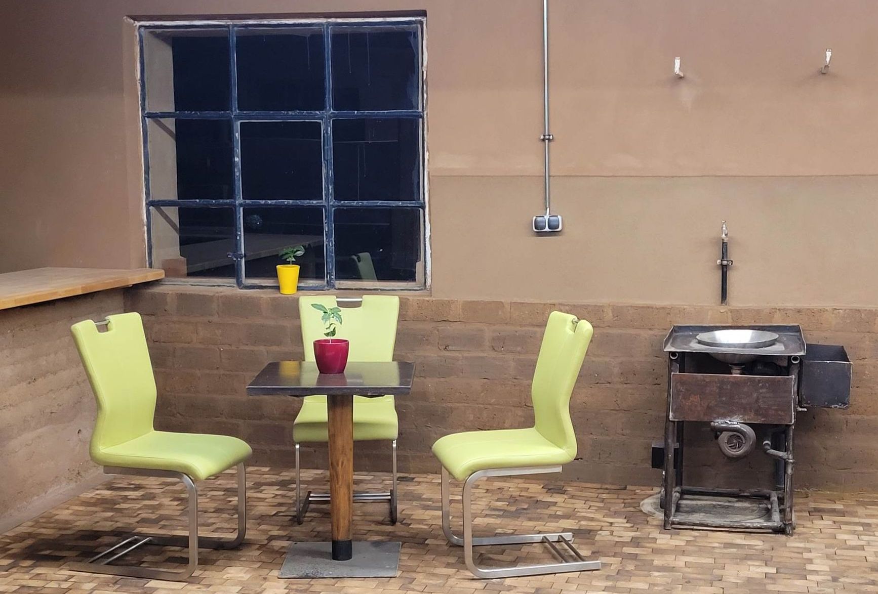 Wandverkleidung mit Terra Forma Lehmstein gemauert mit Lehmmörtel