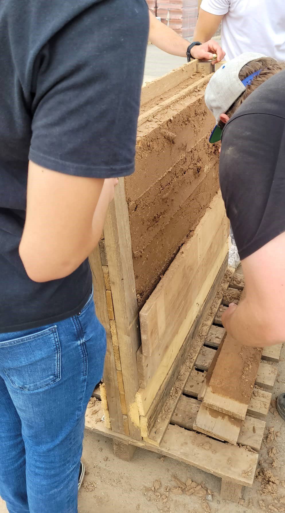 Terra Forma Leichtlehm gestampft im Seminar Bauen mit Lehm