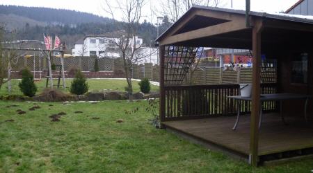 Außenbereich mit Teichanlage