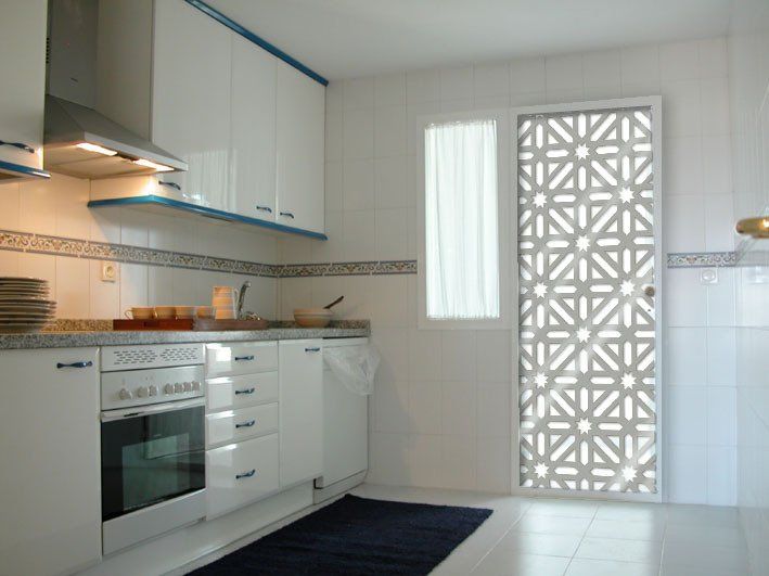 cocina con puertas de celosias madera