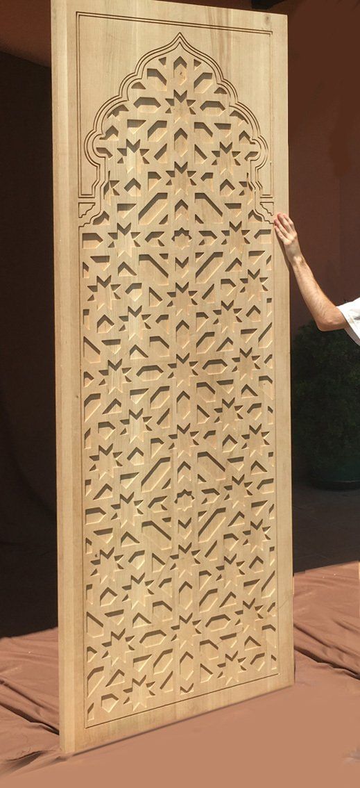 puerta tallada de madera