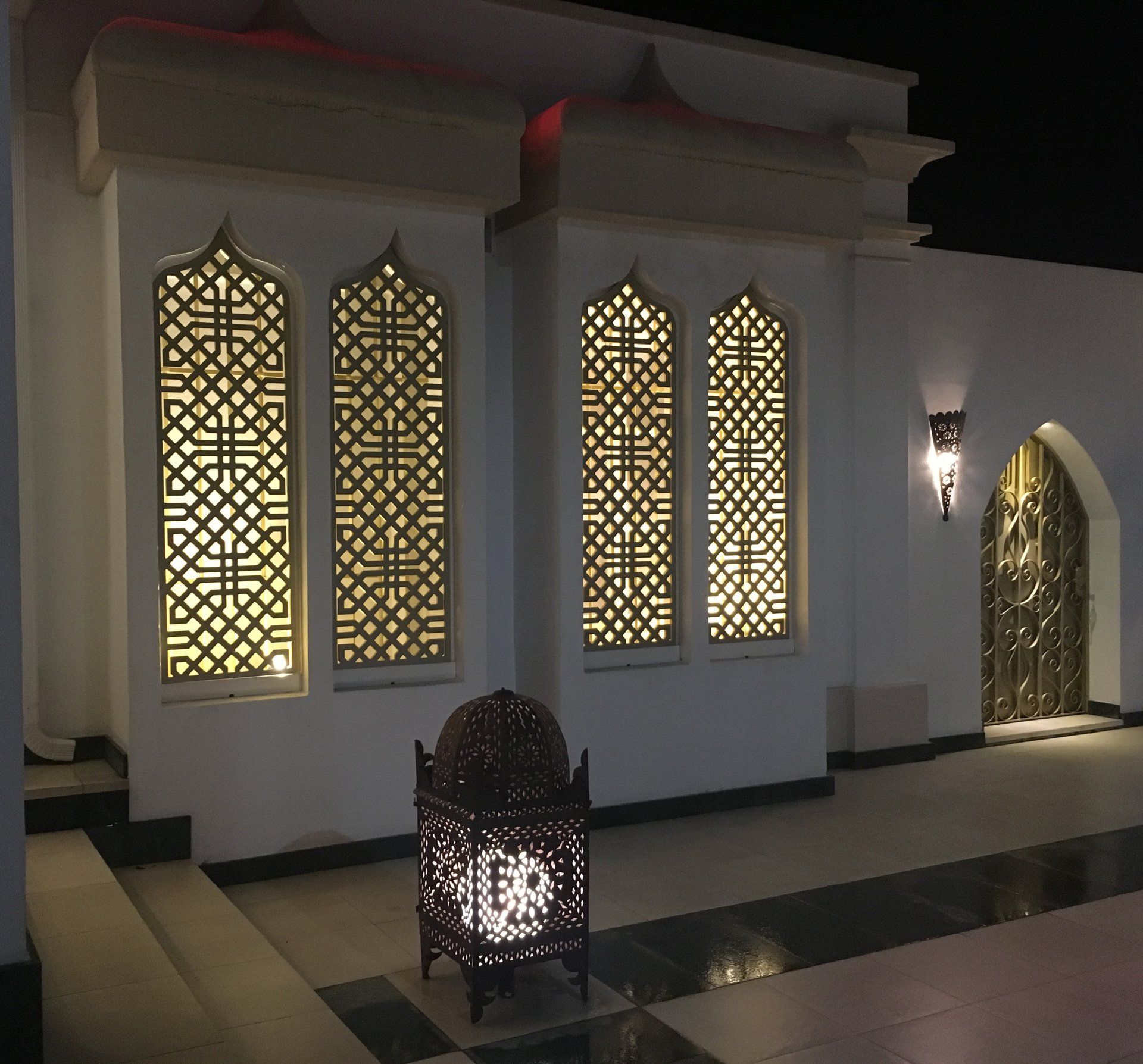 ventanas celosias iluminadas