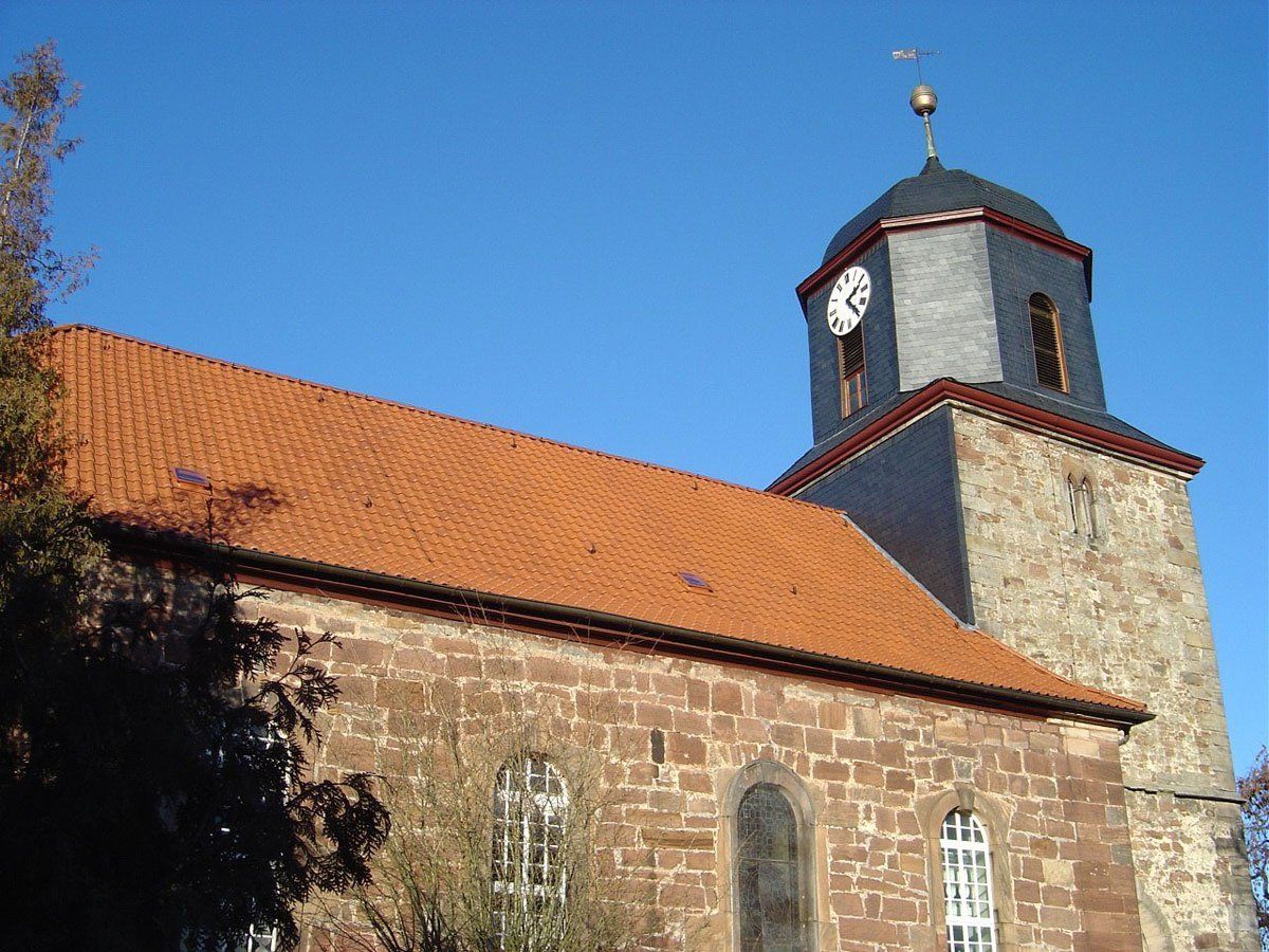Einst war die Oechsener Kirche Teil der Befestigungsanlage des Ortes. Ihr Turm diente als Wehrturm.