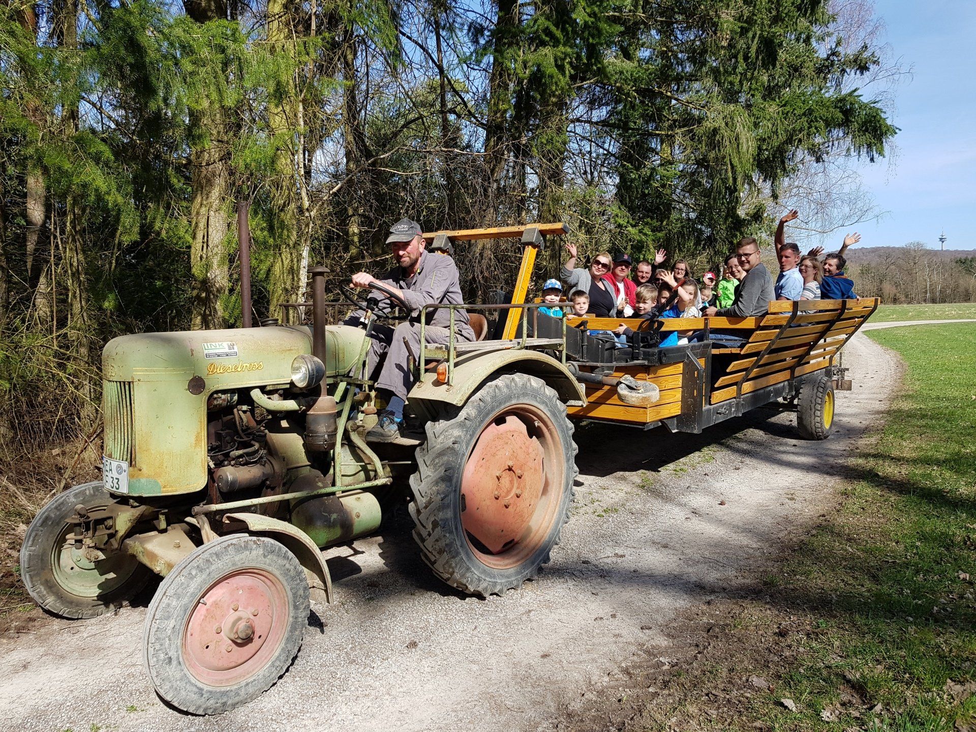 Schlepperrundfahrt bei Farm for Kids