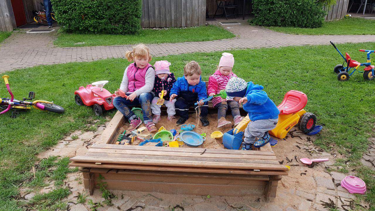 Spielende Kinder im Sandkasten