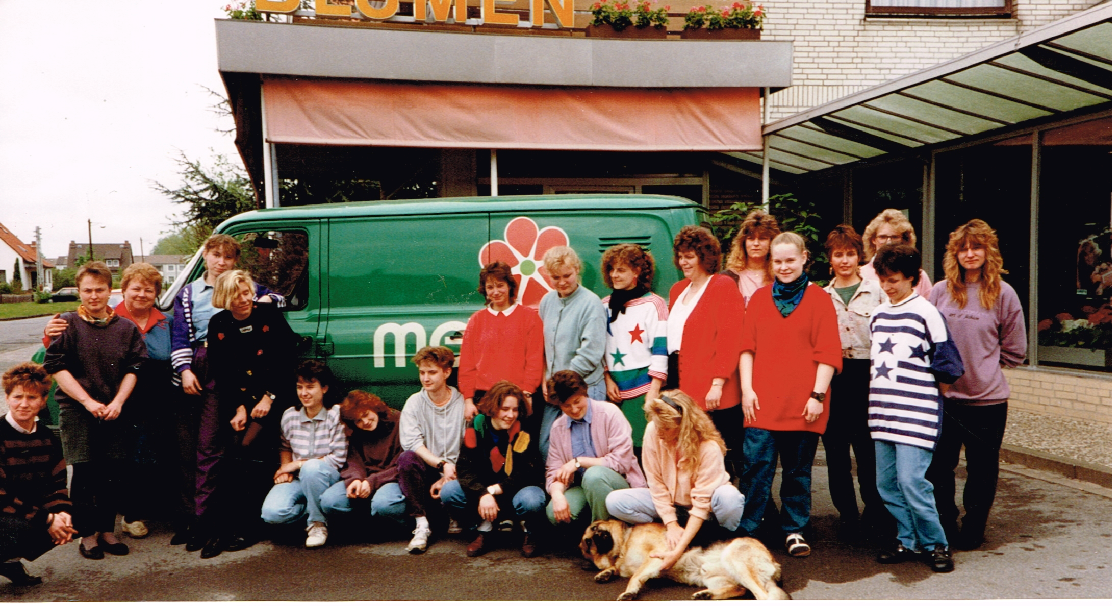 Foto: Muttertagsbelegschaft Blumen Meyer (1990) Foto: Muttertagsbelegschaft Blumen Meyer (1990)