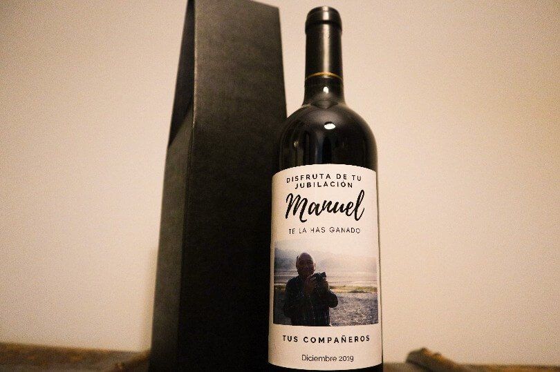 Estuche personalizado de vino para regalar realizado en cartón reciclable