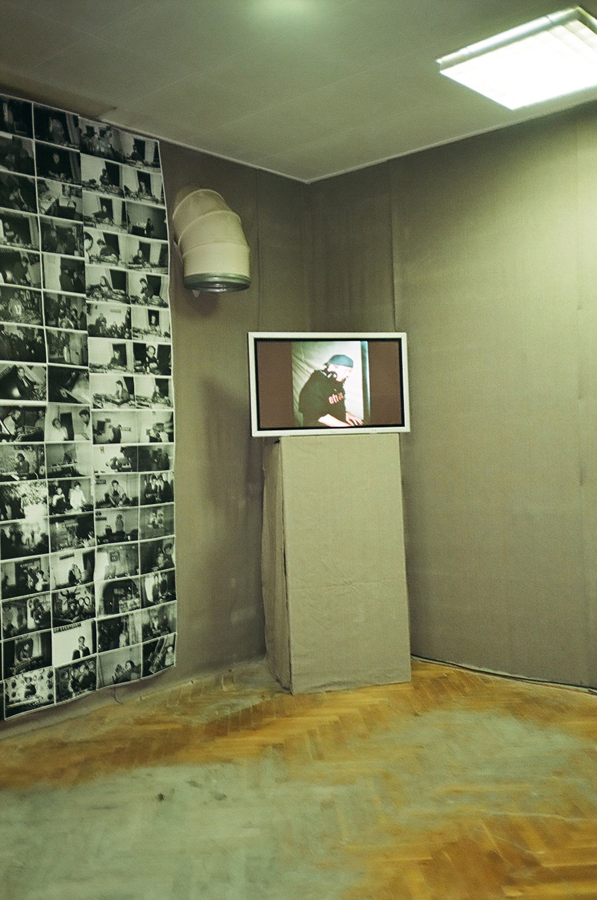 DJ Everybody Multimediainstallation, Fotocopywall & Videoslidehow, ObPhon, Kirschau, 2010