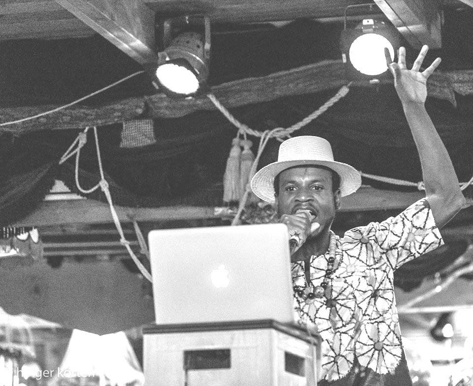 Kwame Aidoo, spoken poetry, sound & word, Klunkerkranich, Berlin, 2017, Foto: Holger Korten