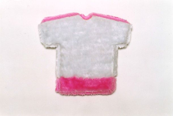 t-shirt small, plush on peruvian jungle wood, wallobject, made in peru by the artist, Foto: Annette Hauschild