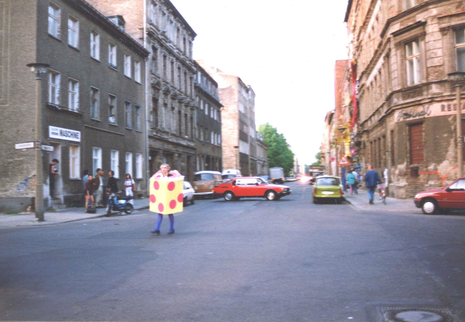Das Taschenkleid, walk in Berlin-Mitte, Frauenkreise, 1990