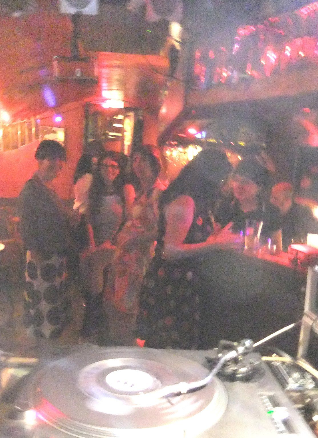 guests of szenische Lesung Szenegirl, Dreikönigskeller Frankfurt a. Main, 2016, behind  the Bar curator Annette Gloser