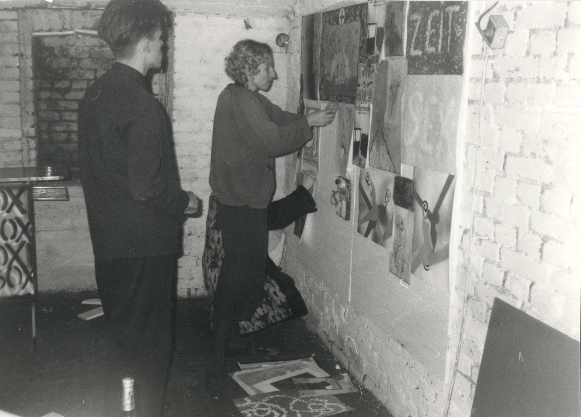 nstallation of BOX exhibition, with Fernando Bryce, Fischbüro cellar, with Fernando Bryce , 1987, right: Fischbüro, Westberlin