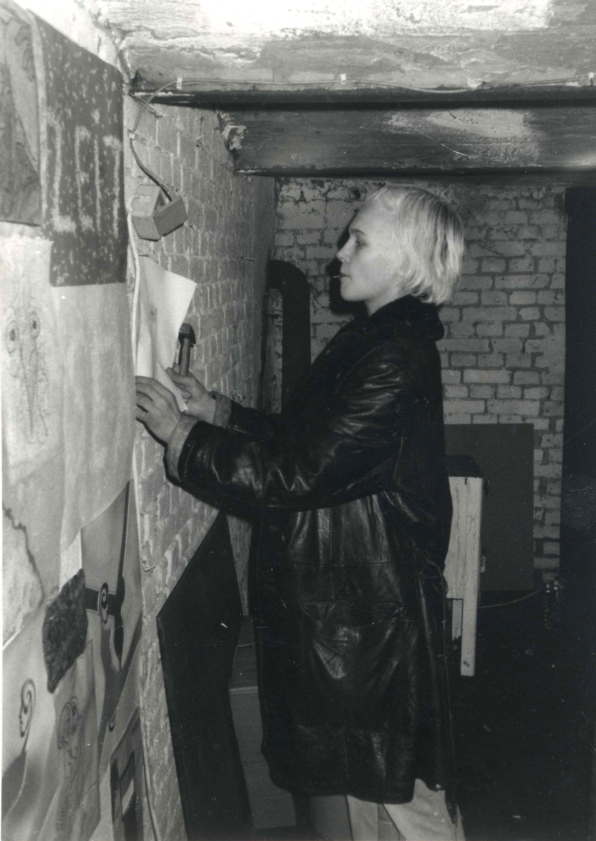 Maria-Leena Räihälä hanging BOX exhibition, 1987, Fischbüro Cellar, Berlin-Kreuzberg Fischbüro
