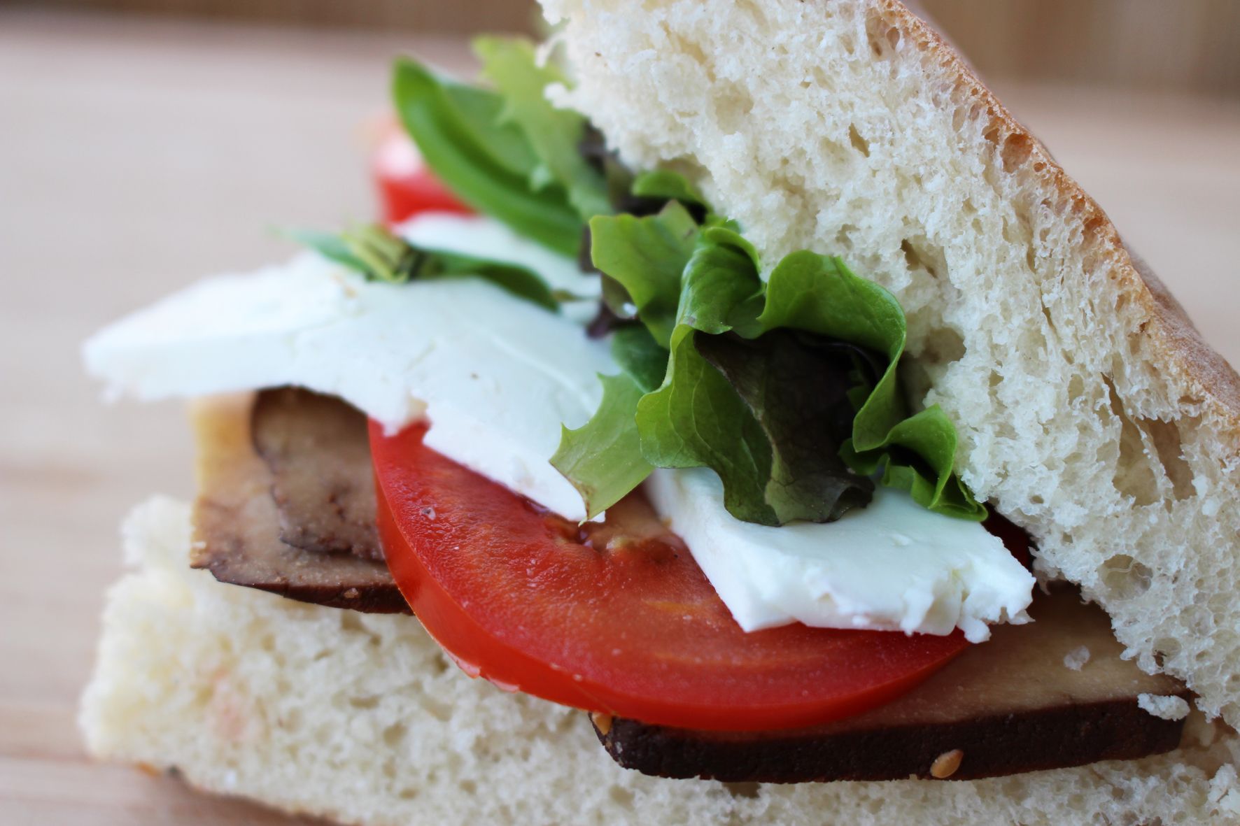 Gesunde Pausenbrote: Fladenbrot Tomate Fetakäse Räuchertofu.