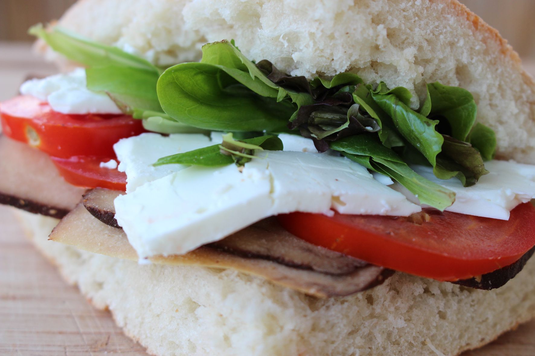 Gesunde Pausenbrote: Fladenbrot Tomate Fetakäse Räuchertofu.