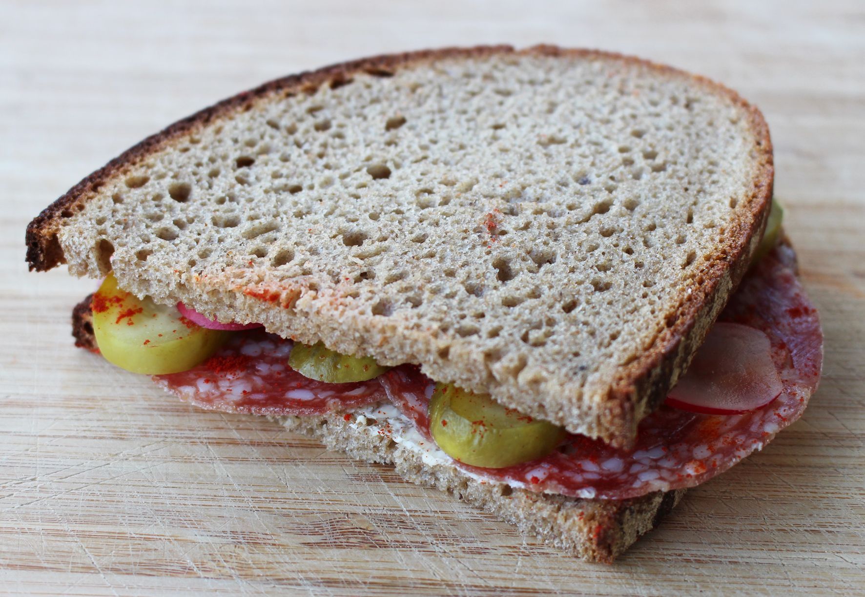 Gesunde Pausenbrote: Saure Gurke Radieschen Salami.