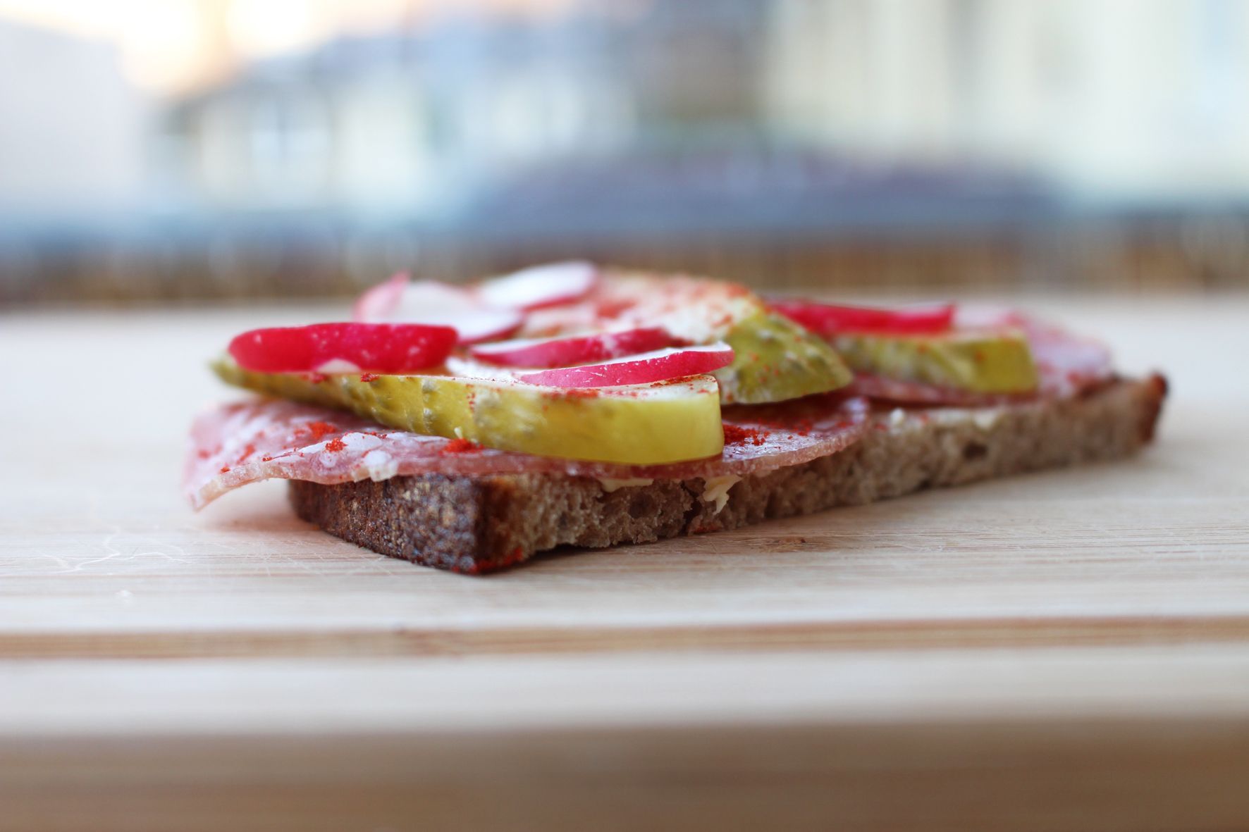 Gesunde Pausenbrote: Saure Gurke Radieschen Salami.