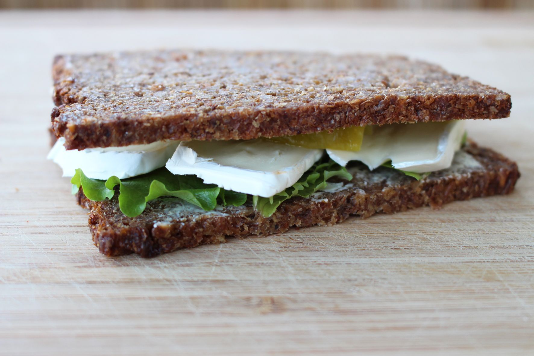 Gesunde Pausenbrote: Camembert Salat Peperoni.